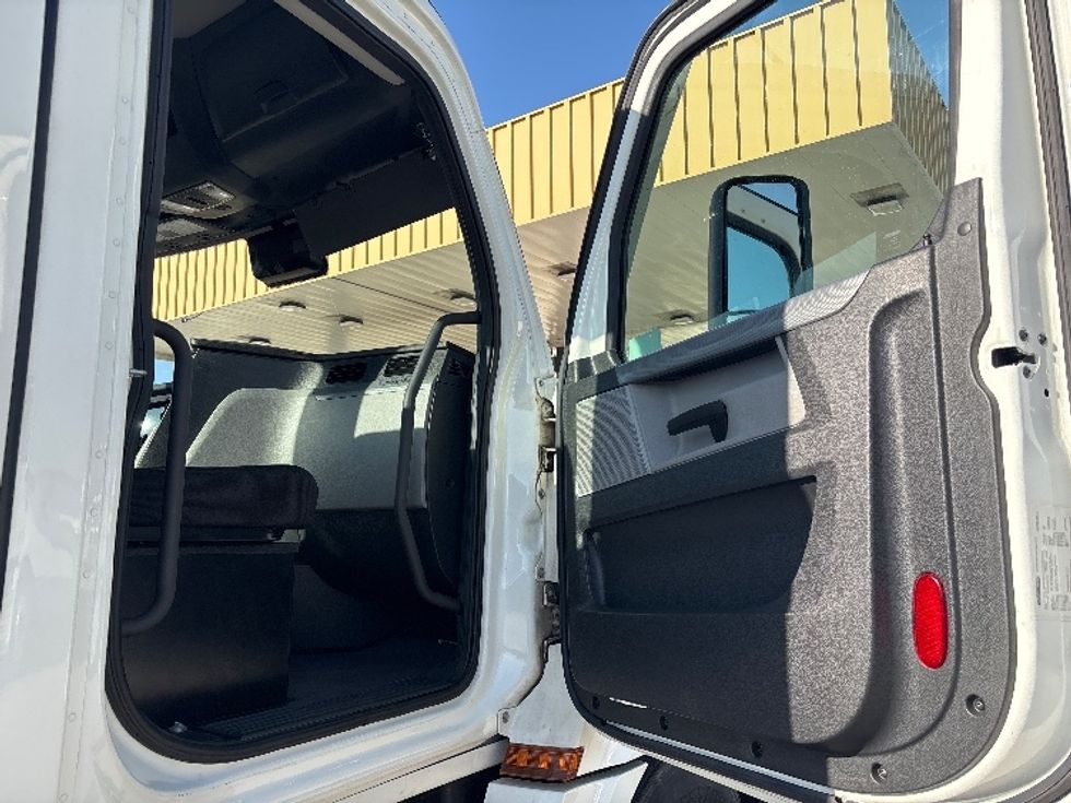 Day Cab Tractor-Heavy Duty Tractors-Freightliner-2021-T12664ST-Salt Lake City-UT-328,812\n\t\tmiles-$ 64,750 - Image 12