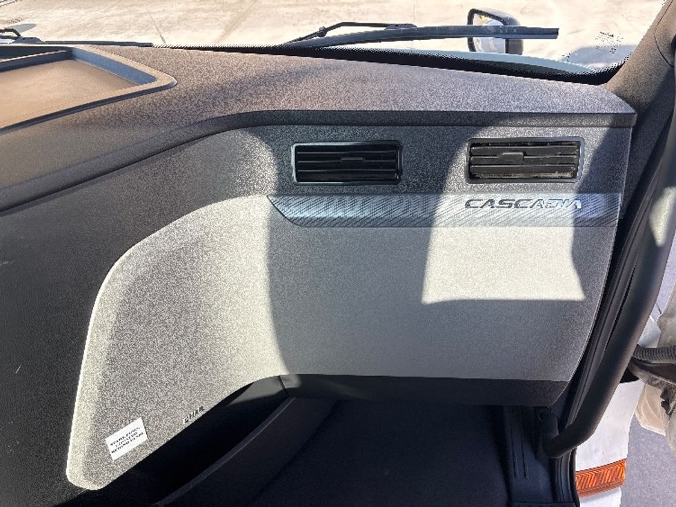 Day Cab Tractor-Heavy Duty Tractors-Freightliner-2021-T12664ST-Salt Lake City-UT-328,812\n\t\tmiles-$ 64,750 - Image 13