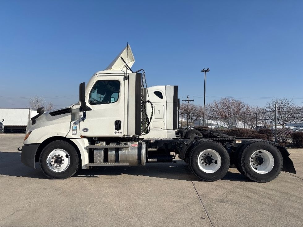 Day Cab Tractor-Heavy Duty Tractors-Freightliner-2021-T12664ST-Salt Lake City-UT-328,812\n\t\tmiles-$ 64,750 - Image 4