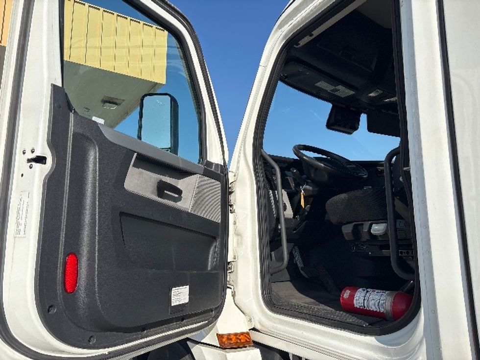 Day Cab Tractor-Heavy Duty Tractors-Freightliner-2021-T12664ST-Salt Lake City-UT-328,812\n\t\tmiles-$ 64,750 - Image 9