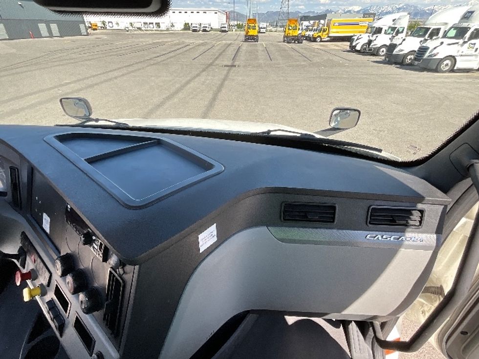 Day Cab Tractor-Heavy Duty Tractors-Freightliner-2021-T12664ST-Salt Lake City-UT-341,011\n\t\tmiles-$ 69,500 - Image 13