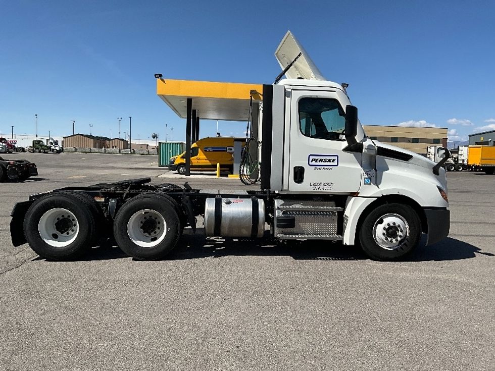 Day Cab Tractor-Heavy Duty Tractors-Freightliner-2021-T12664ST-Salt Lake City-UT-341,011\n\t\tmiles-$ 69,500 - Image 8