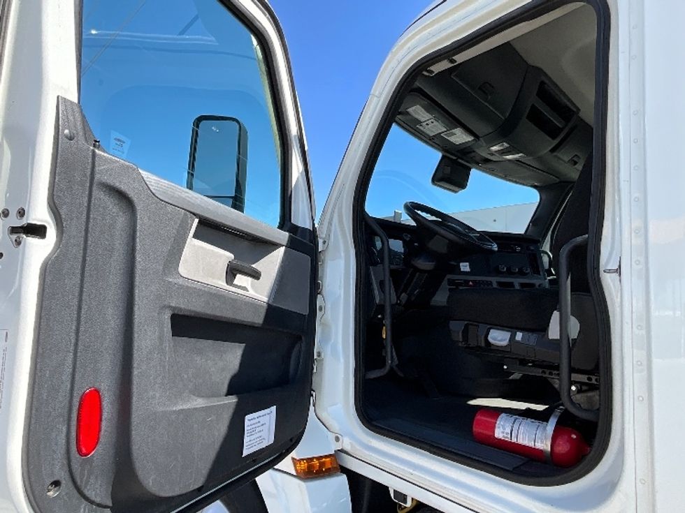 Day Cab Tractor-Heavy Duty Tractors-Freightliner-2021-T12664ST-Salt Lake City-UT-341,011\n\t\tmiles-$ 69,500 - Image 9