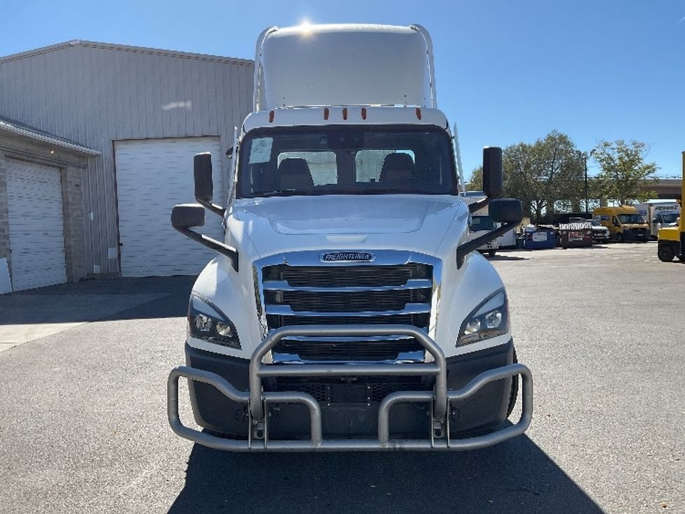 2021 Freightliner Cascadia 126" Day cab photo 2