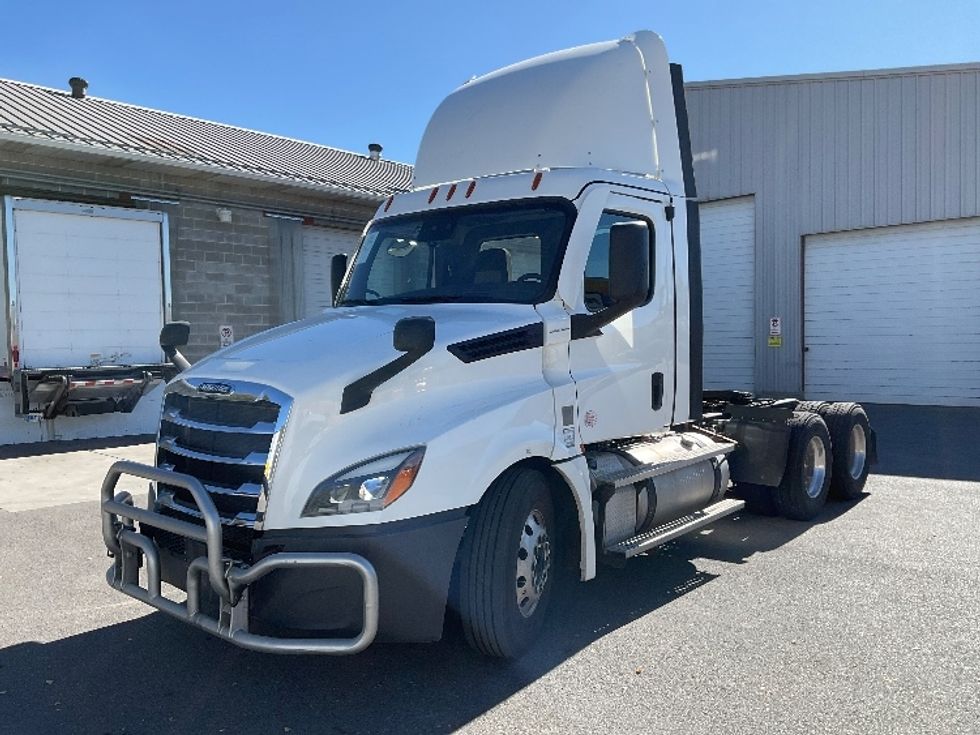 2021 Freightliner Cascadia 126" Day cab photo 3