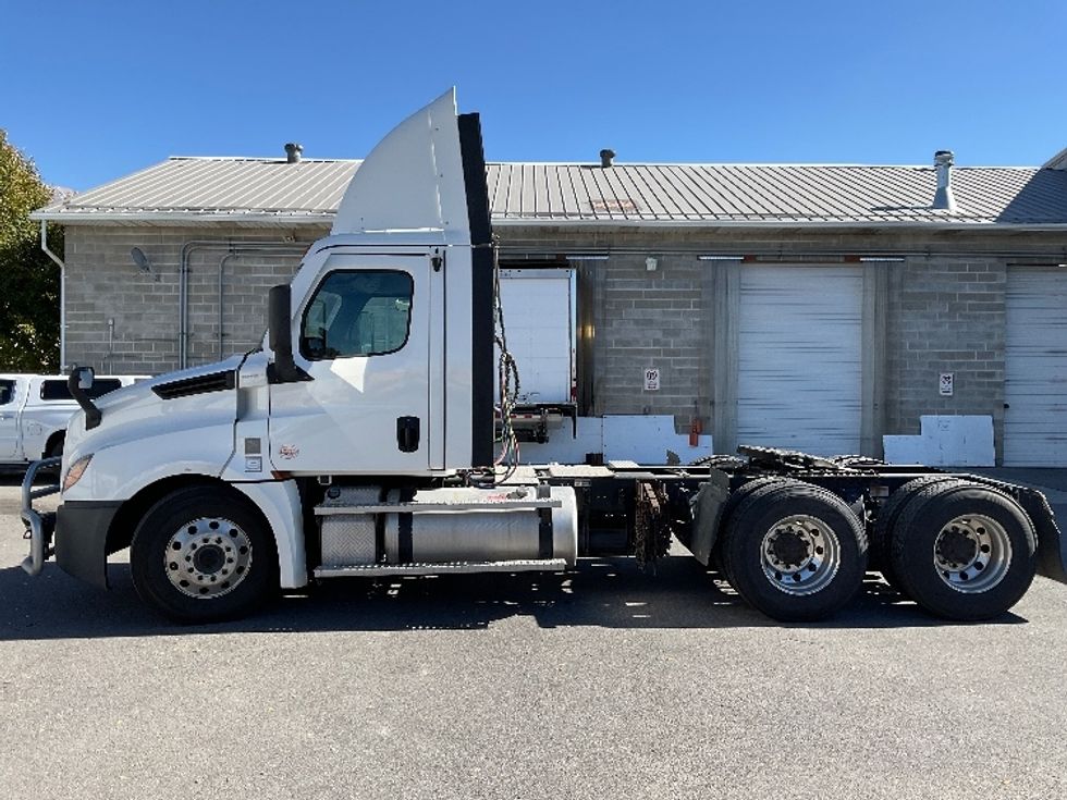 2021 Freightliner Cascadia 126" Day cab photo 4