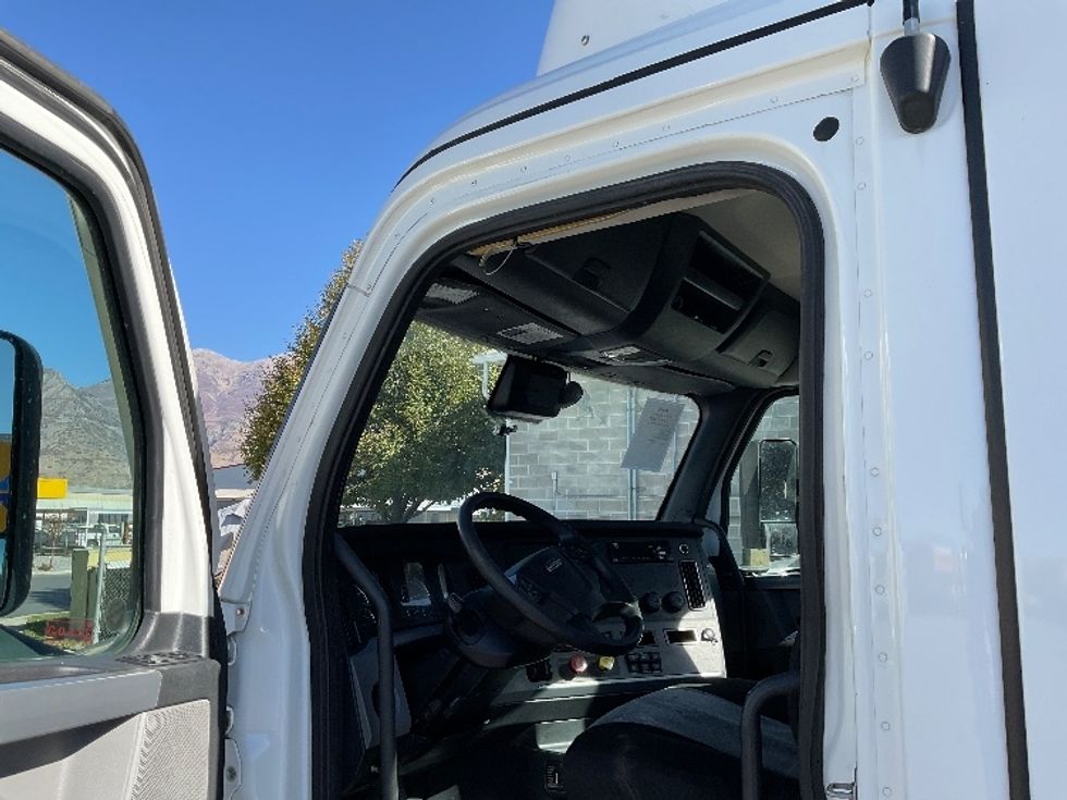 Day Cab Tractor-Heavy Duty Tractors-Freightliner-2021-T12664ST-Salt Lake City-UT-344,420\n\t\tmiles-$ 68,000 - Image 9