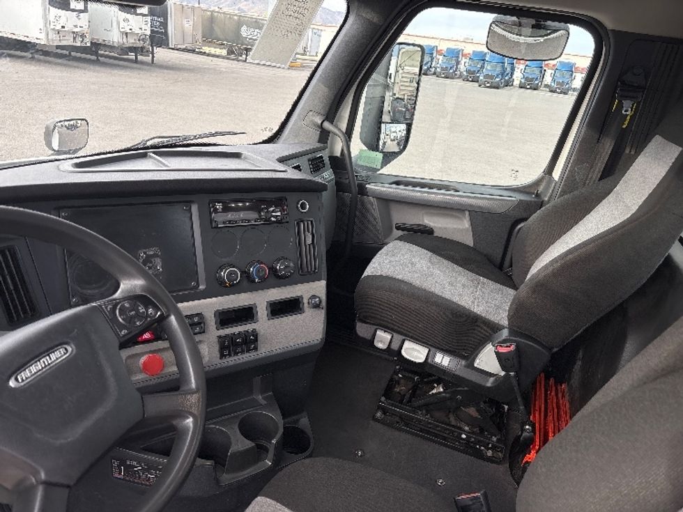 Day Cab Tractor-Heavy Duty Tractors-Freightliner-2021-T12664ST-Salt Lake City-UT-378,833\n\t\tmiles-$ 64,500 - Image 10