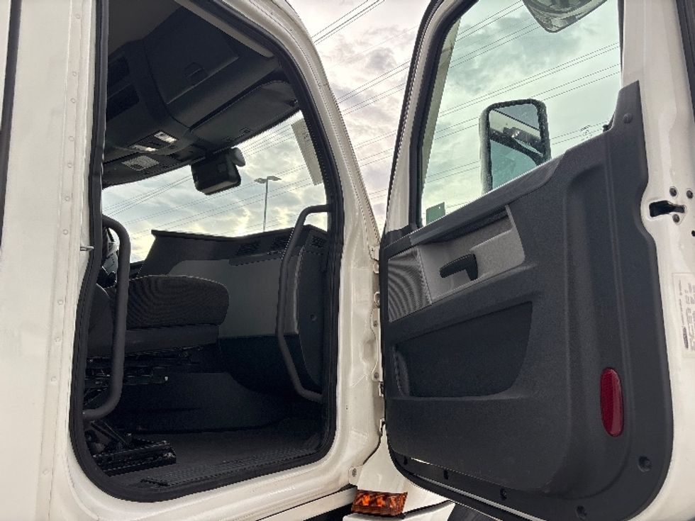 Day Cab Tractor-Heavy Duty Tractors-Freightliner-2021-T12664ST-Salt Lake City-UT-378,833\n\t\tmiles-$ 64,500 - Image 12