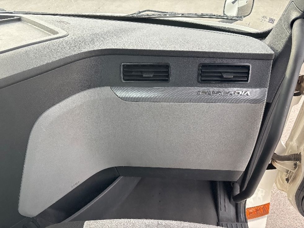 Day Cab Tractor-Heavy Duty Tractors-Freightliner-2021-T12664ST-Salt Lake City-UT-378,833\n\t\tmiles-$ 64,500 - Image 13