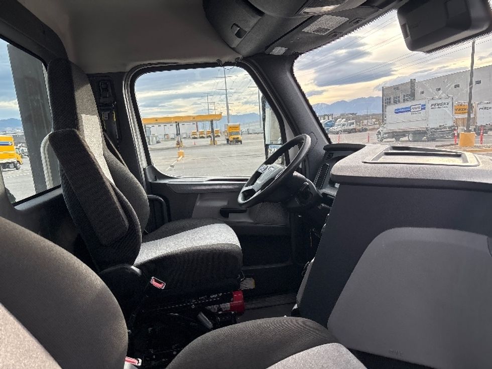 Day Cab Tractor-Heavy Duty Tractors-Freightliner-2021-T12664ST-Salt Lake City-UT-378,833\n\t\tmiles-$ 64,500 - Image 14