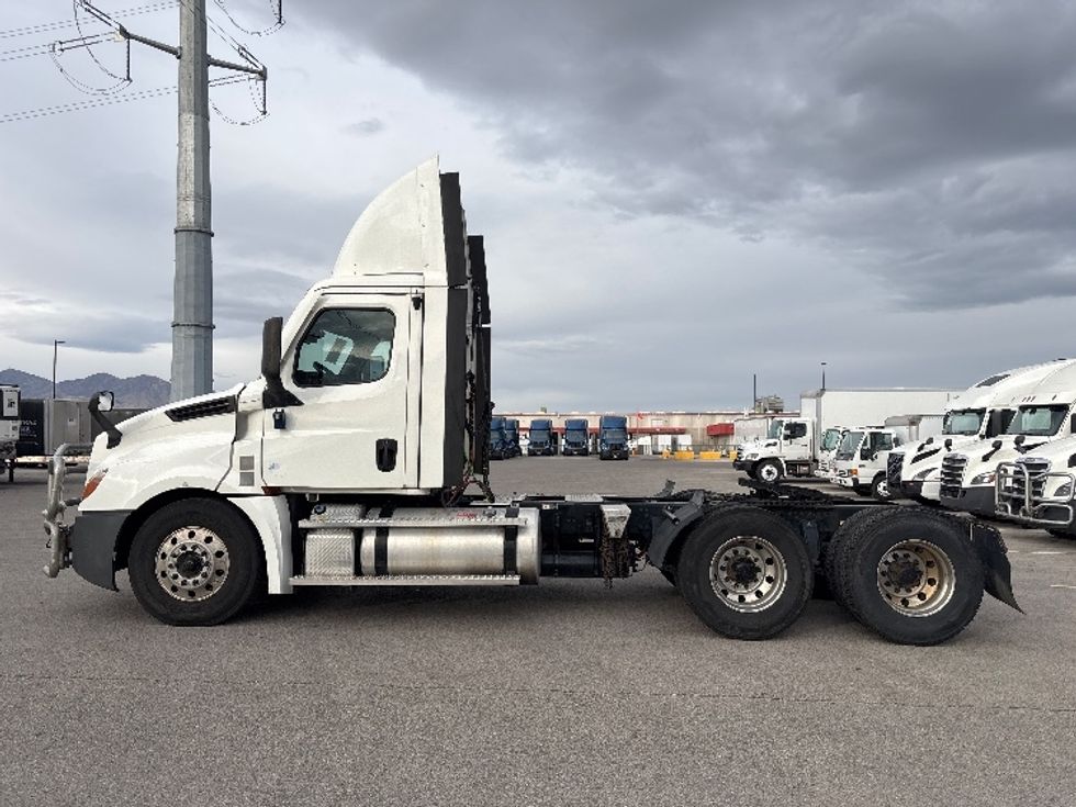 Day Cab Tractor-Heavy Duty Tractors-Freightliner-2021-T12664ST-Salt Lake City-UT-378,833\n\t\tmiles-$ 64,500 - Image 4