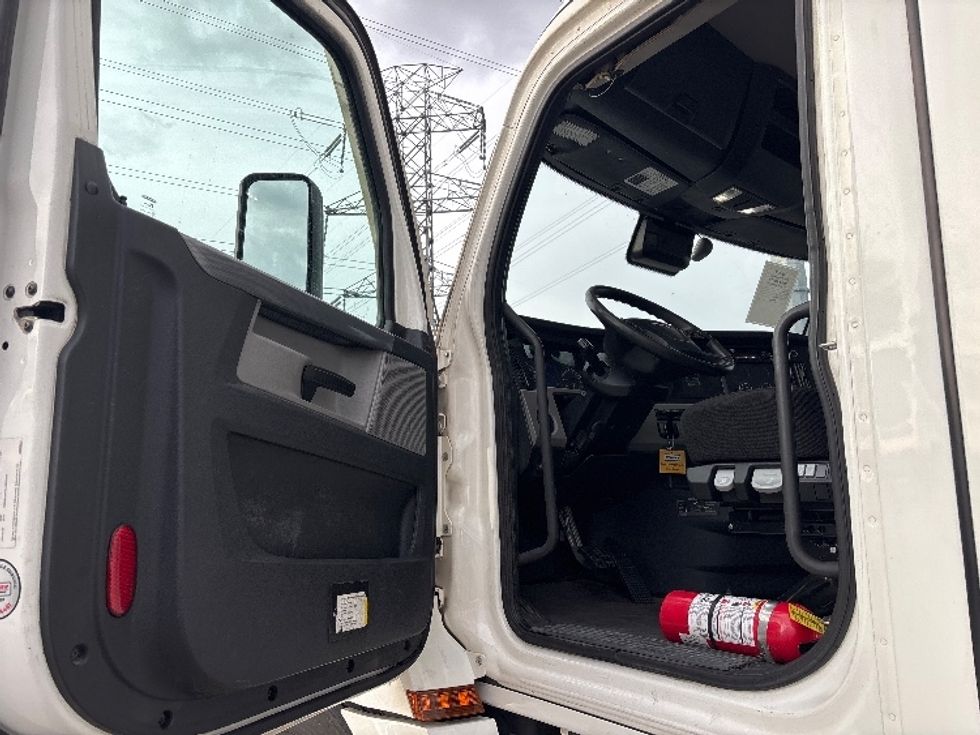 Day Cab Tractor-Heavy Duty Tractors-Freightliner-2021-T12664ST-Salt Lake City-UT-378,833\n\t\tmiles-$ 64,500 - Image 9