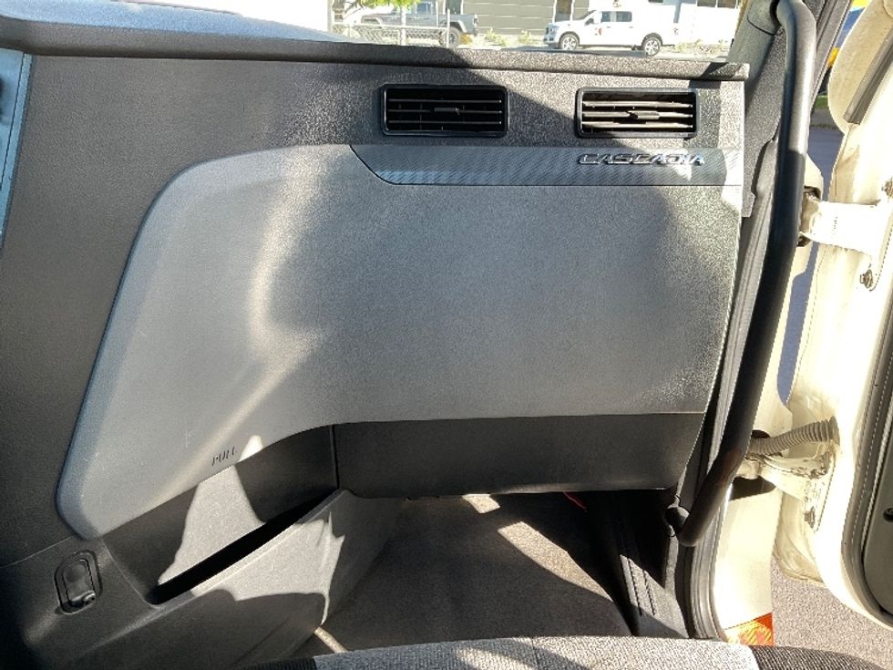 Day Cab Tractor-Heavy Duty Tractors-Freightliner-2021-T12664ST-Salt Lake City-UT-437,980\n\t\tmiles-$ 58,250 - Image 13