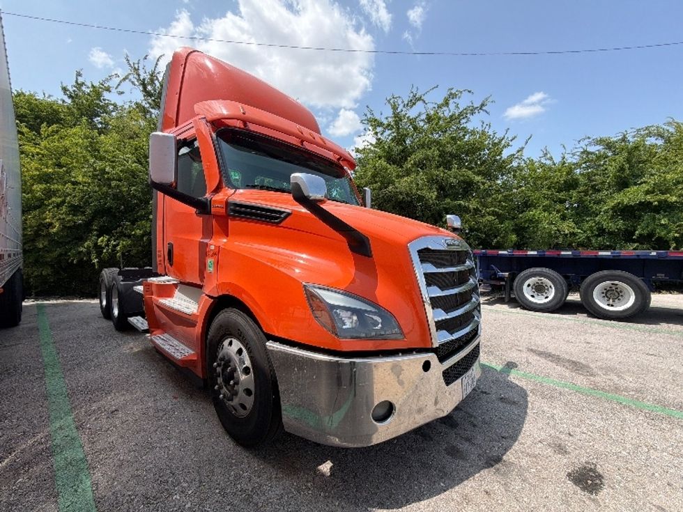 Day Cab Tractor-Heavy Duty Tractors-Freightliner-2021-T12664ST-San Antonio-TX-330,502\n\t\tmiles-$ 61,500 - Image 1