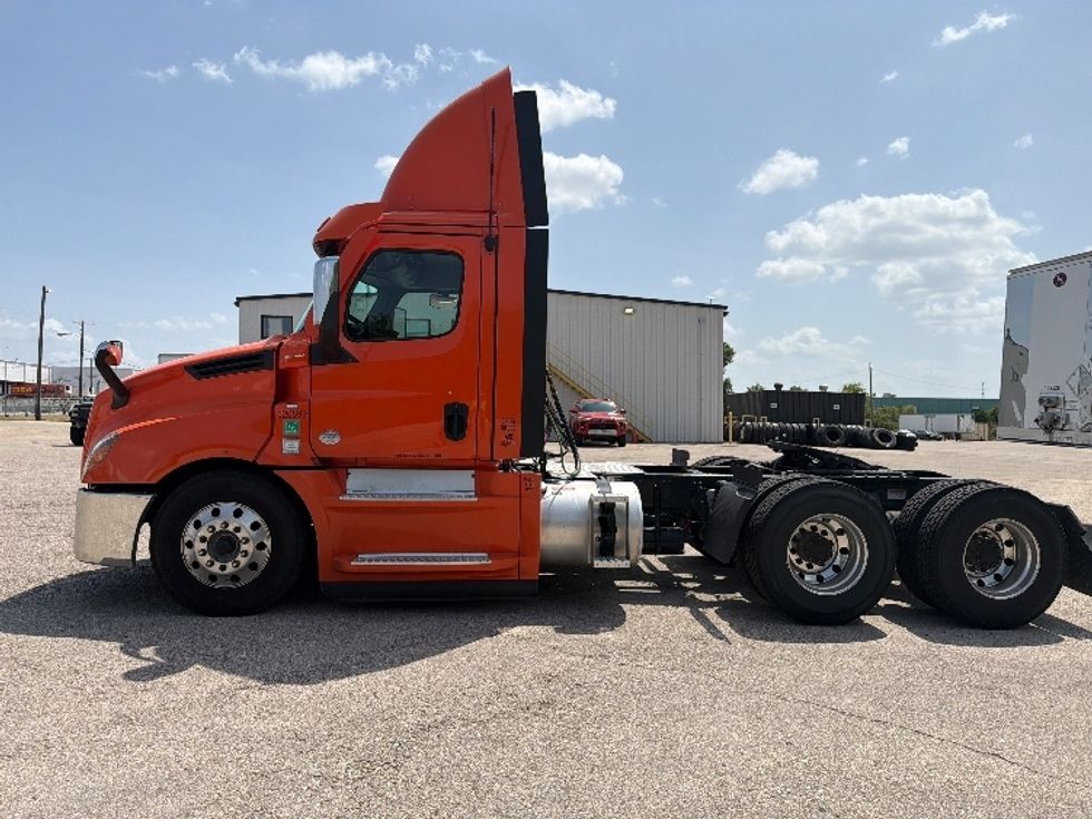 Day Cab Tractor-Heavy Duty Tractors-Freightliner-2021-T12664ST-San Antonio-TX-330,502\n\t\tmiles-$ 61,500 - Image 4