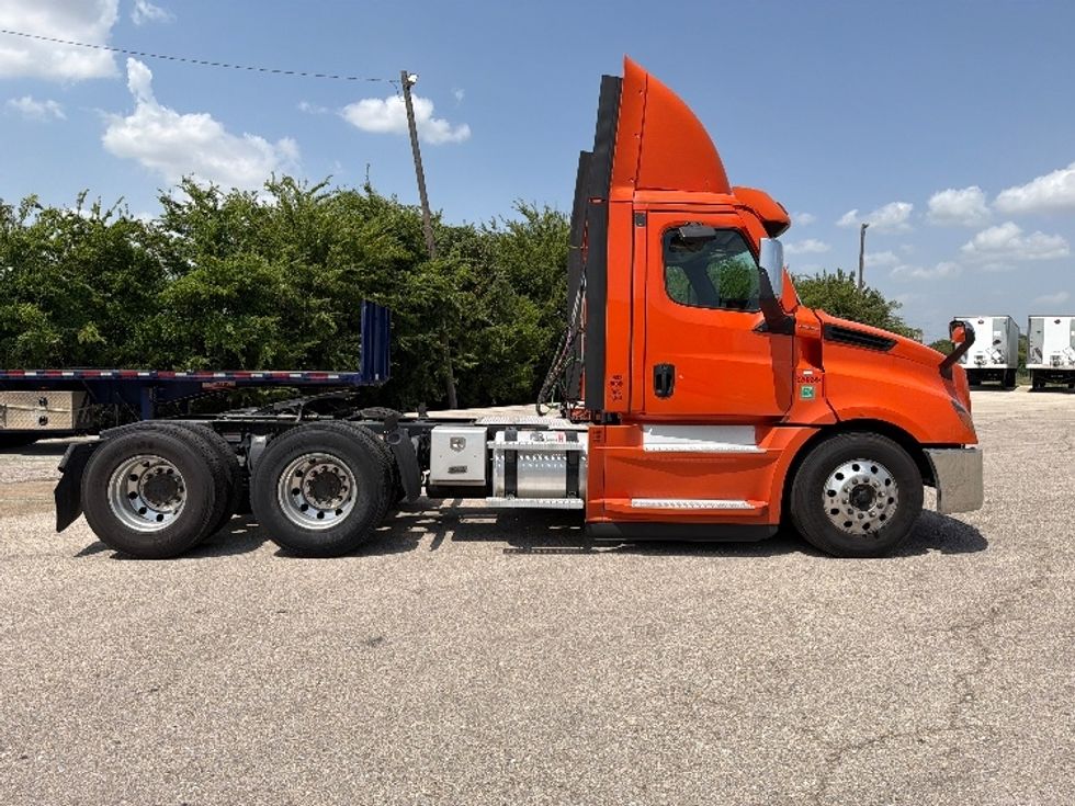 Day Cab Tractor-Heavy Duty Tractors-Freightliner-2021-T12664ST-San Antonio-TX-330,502\n\t\tmiles-$ 61,500 - Image 8