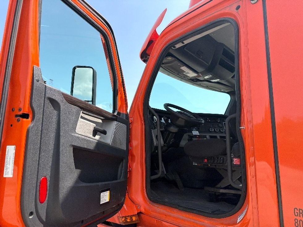 Day Cab Tractor-Heavy Duty Tractors-Freightliner-2021-T12664ST-San Antonio-TX-330,502\n\t\tmiles-$ 61,500 - Image 9