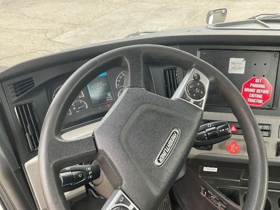 Day Cab Tractor-Heavy Duty Tractors-Freightliner-2021-T12664ST-Seattle-WA-221,763\n\t\tmiles-$ 73,750 - Image 11