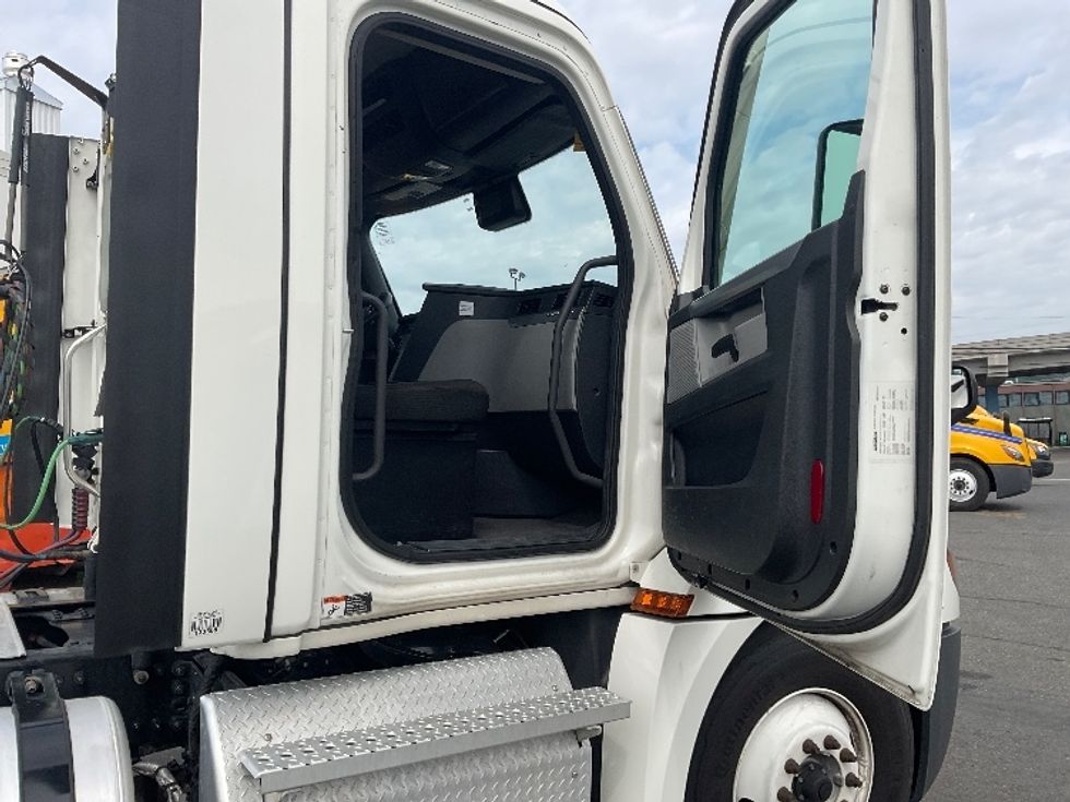 Day Cab Tractor-Heavy Duty Tractors-Freightliner-2021-T12664ST-Seattle-WA-221,763\n\t\tmiles-$ 73,750 - Image 12