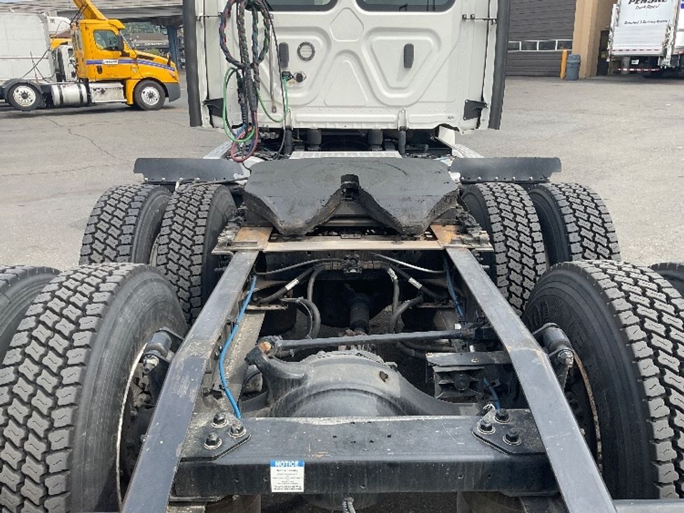 Day Cab Tractor-Heavy Duty Tractors-Freightliner-2021-T12664ST-Seattle-WA-221,763\n\t\tmiles-$ 73,750 - Image 6