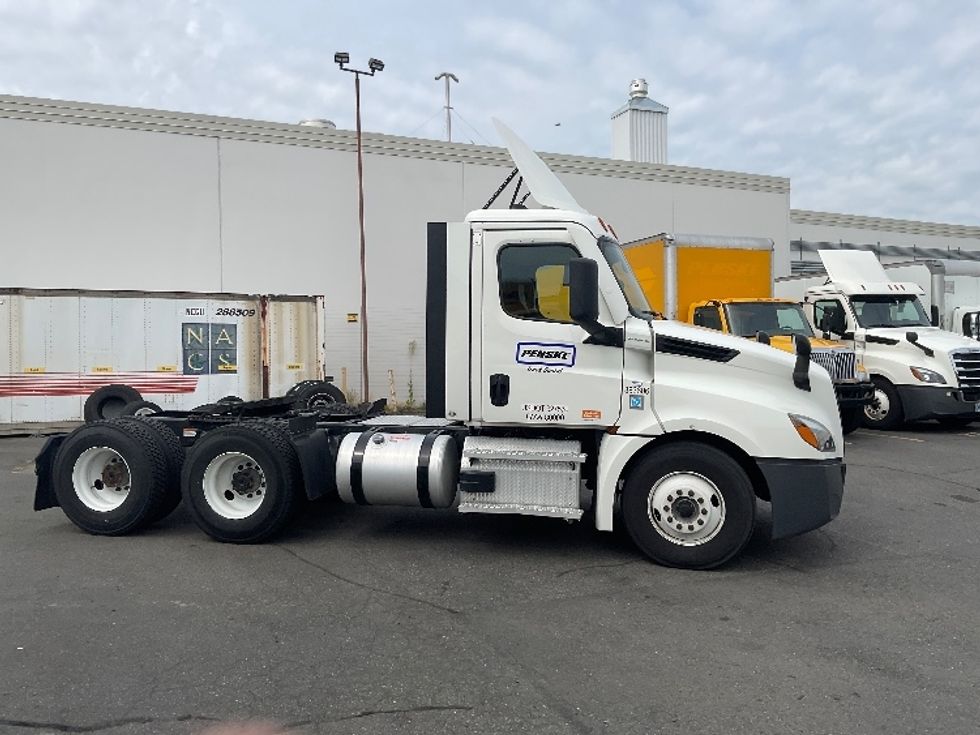 Day Cab Tractor-Heavy Duty Tractors-Freightliner-2021-T12664ST-Seattle-WA-221,763\n\t\tmiles-$ 73,750 - Image 8