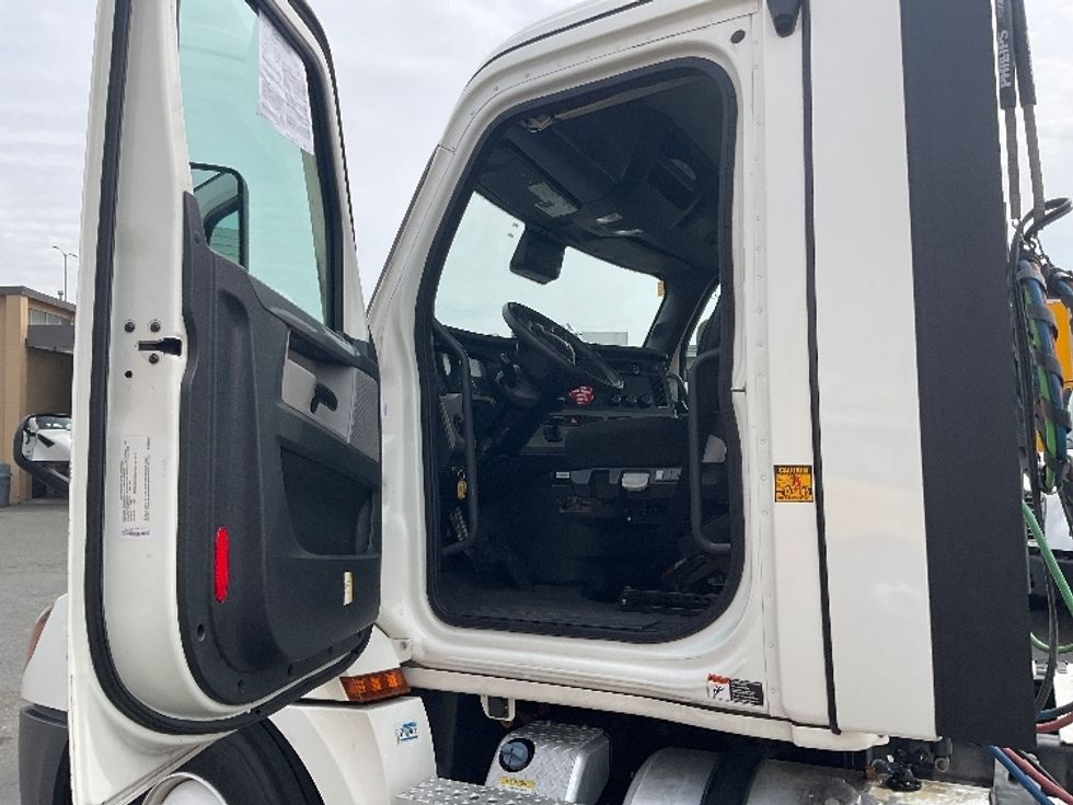 Day Cab Tractor-Heavy Duty Tractors-Freightliner-2021-T12664ST-Seattle-WA-221,763\n\t\tmiles-$ 73,750 - Image 9