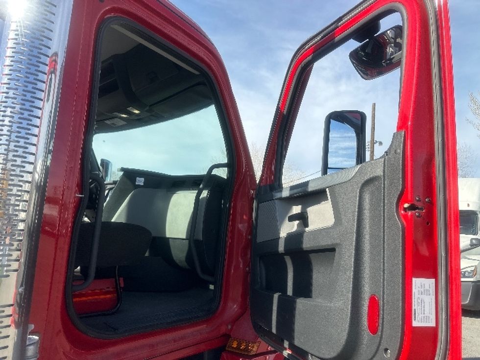 Day Cab Tractor-Heavy Duty Tractors-Freightliner-2021-T12664ST-Sparks-NV-134,089\n\t\tmiles-$ 77,000 - Image 12