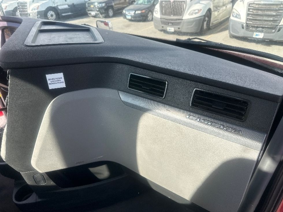 Day Cab Tractor-Heavy Duty Tractors-Freightliner-2021-T12664ST-Sparks-NV-134,089\n\t\tmiles-$ 77,000 - Image 13