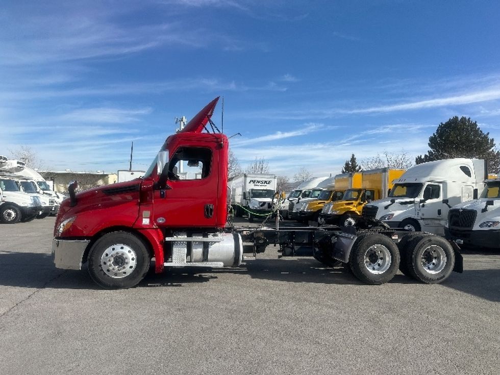 Day Cab Tractor-Heavy Duty Tractors-Freightliner-2021-T12664ST-Sparks-NV-134,089\n\t\tmiles-$ 77,000 - Image 4
