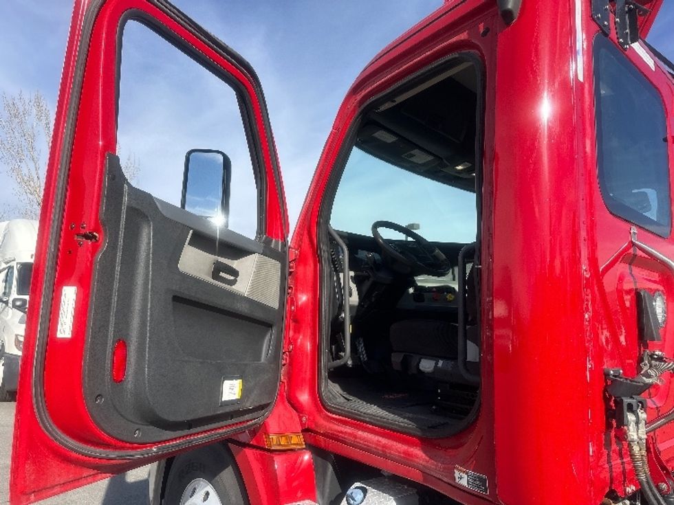 Day Cab Tractor-Heavy Duty Tractors-Freightliner-2021-T12664ST-Sparks-NV-134,089\n\t\tmiles-$ 77,000 - Image 9