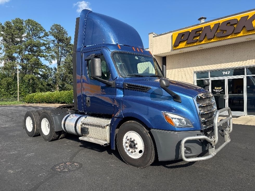Day Cab Tractor-Heavy Duty Tractors-Freightliner-2021-T12664ST-Spartanburg-SC-235,622\n\t\tmiles-$ 72,000 - Image 1