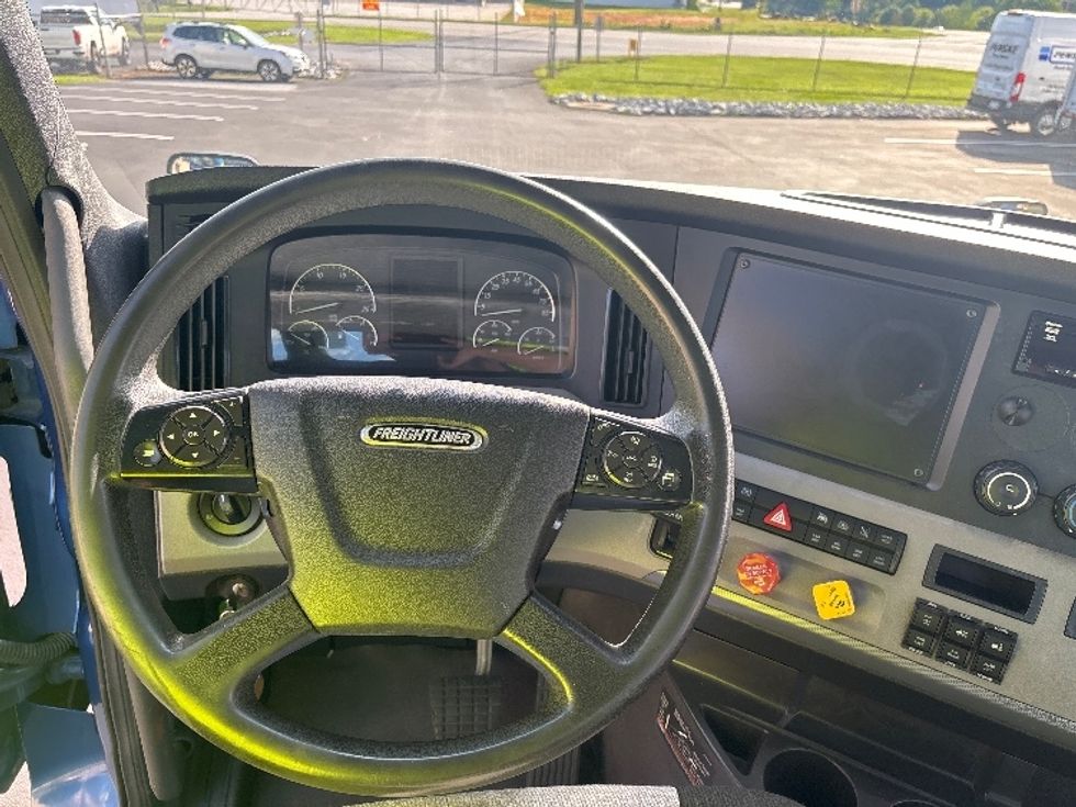 Day Cab Tractor-Heavy Duty Tractors-Freightliner-2021-T12664ST-Spartanburg-SC-235,622\n\t\tmiles-$ 72,000 - Image 11