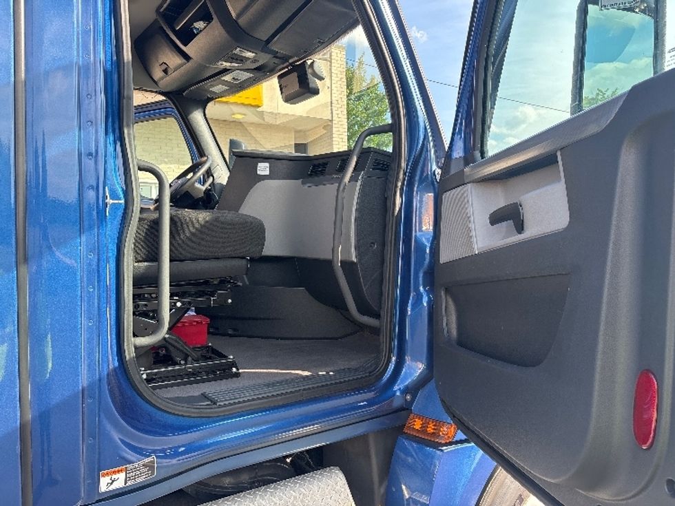 Day Cab Tractor-Heavy Duty Tractors-Freightliner-2021-T12664ST-Spartanburg-SC-235,622\n\t\tmiles-$ 72,000 - Image 12