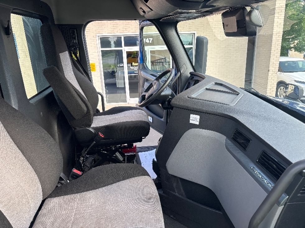 Day Cab Tractor-Heavy Duty Tractors-Freightliner-2021-T12664ST-Spartanburg-SC-235,622\n\t\tmiles-$ 72,000 - Image 14