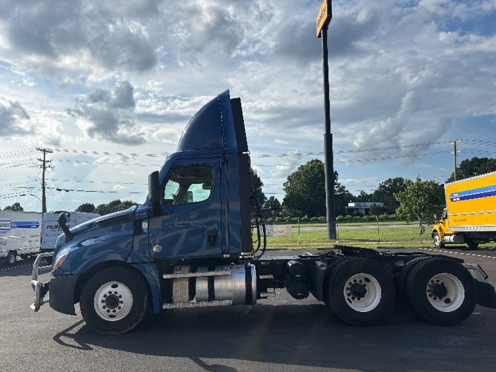 Day Cab Tractor-Heavy Duty Tractors-Freightliner-2021-T12664ST-Spartanburg-SC-235,622\n\t\tmiles-$ 72,000 - Image 4