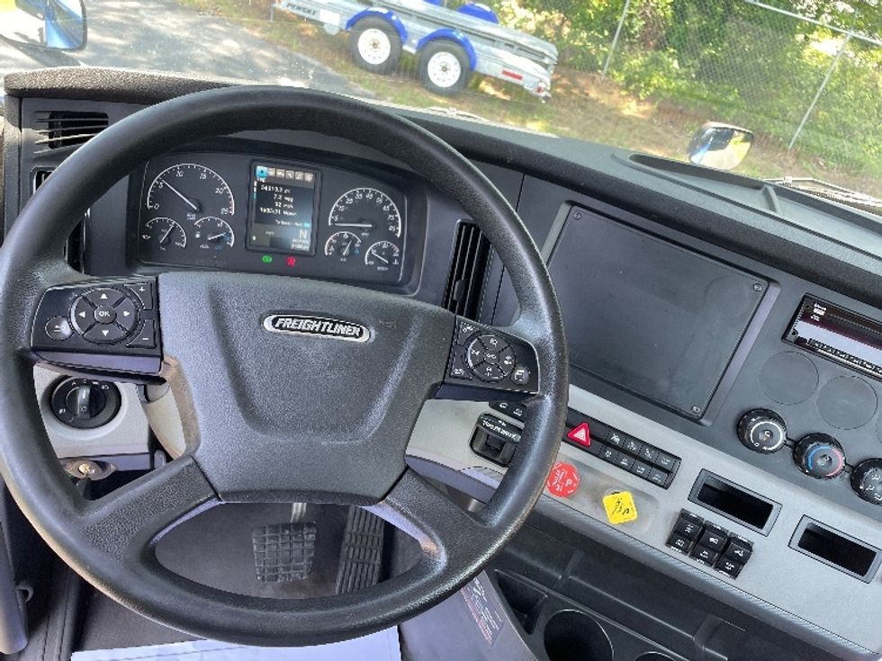 Day Cab Tractor-Heavy Duty Tractors-Freightliner-2021-T12664ST-Spartanburg-SC-238,002\n\t\tmiles-$ 71,750 - Image 11