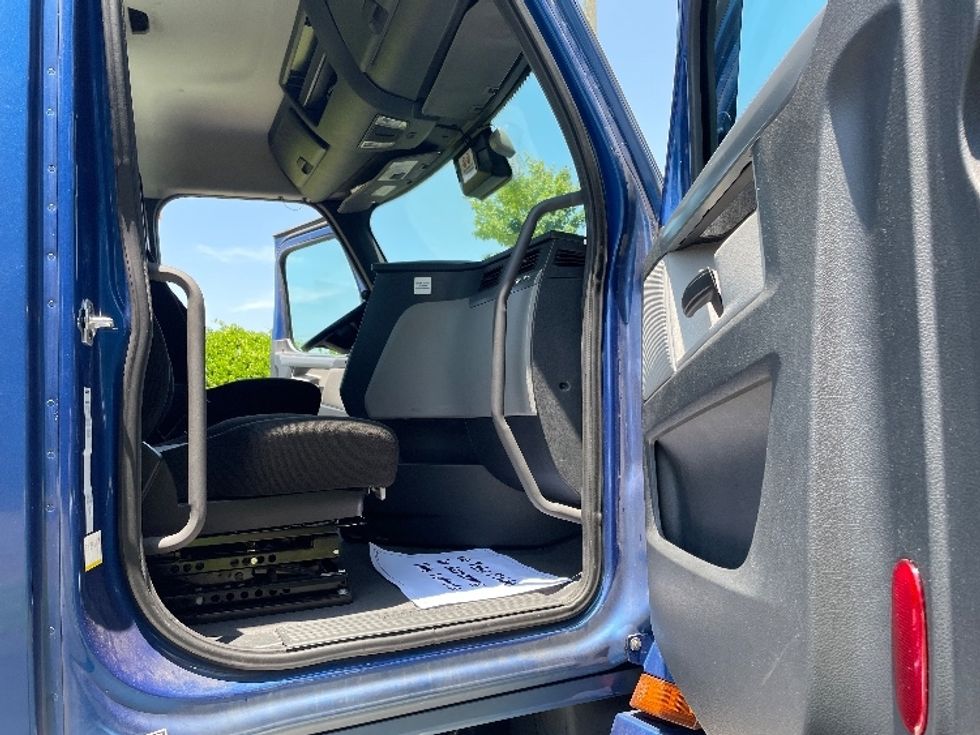 Day Cab Tractor-Heavy Duty Tractors-Freightliner-2021-T12664ST-Spartanburg-SC-238,002\n\t\tmiles-$ 71,750 - Image 12