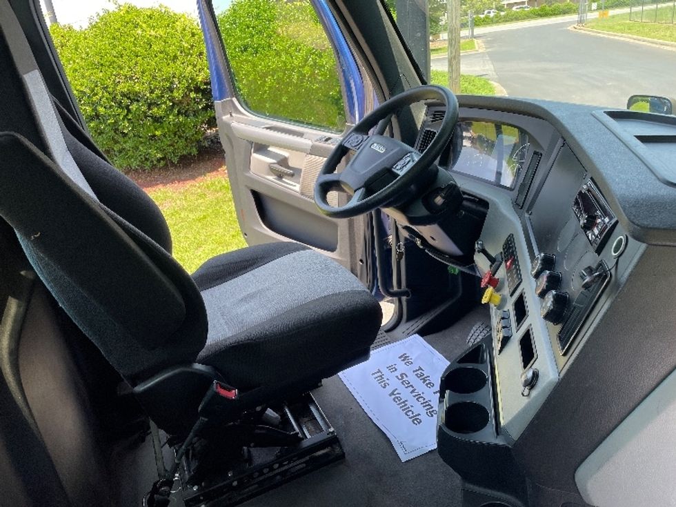 Day Cab Tractor-Heavy Duty Tractors-Freightliner-2021-T12664ST-Spartanburg-SC-238,002\n\t\tmiles-$ 71,750 - Image 14