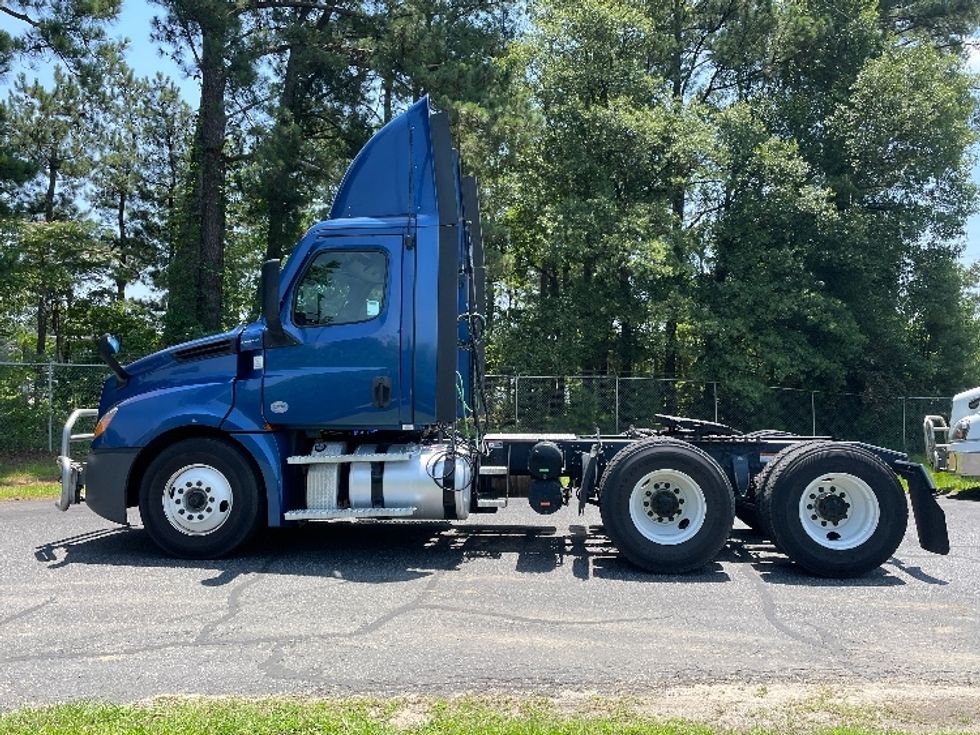 Day Cab Tractor-Heavy Duty Tractors-Freightliner-2021-T12664ST-Spartanburg-SC-238,002\n\t\tmiles-$ 71,750 - Image 4