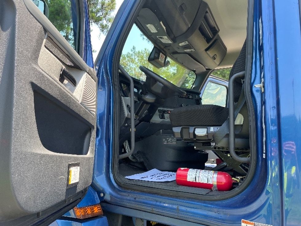 Day Cab Tractor-Heavy Duty Tractors-Freightliner-2021-T12664ST-Spartanburg-SC-238,002\n\t\tmiles-$ 71,750 - Image 9