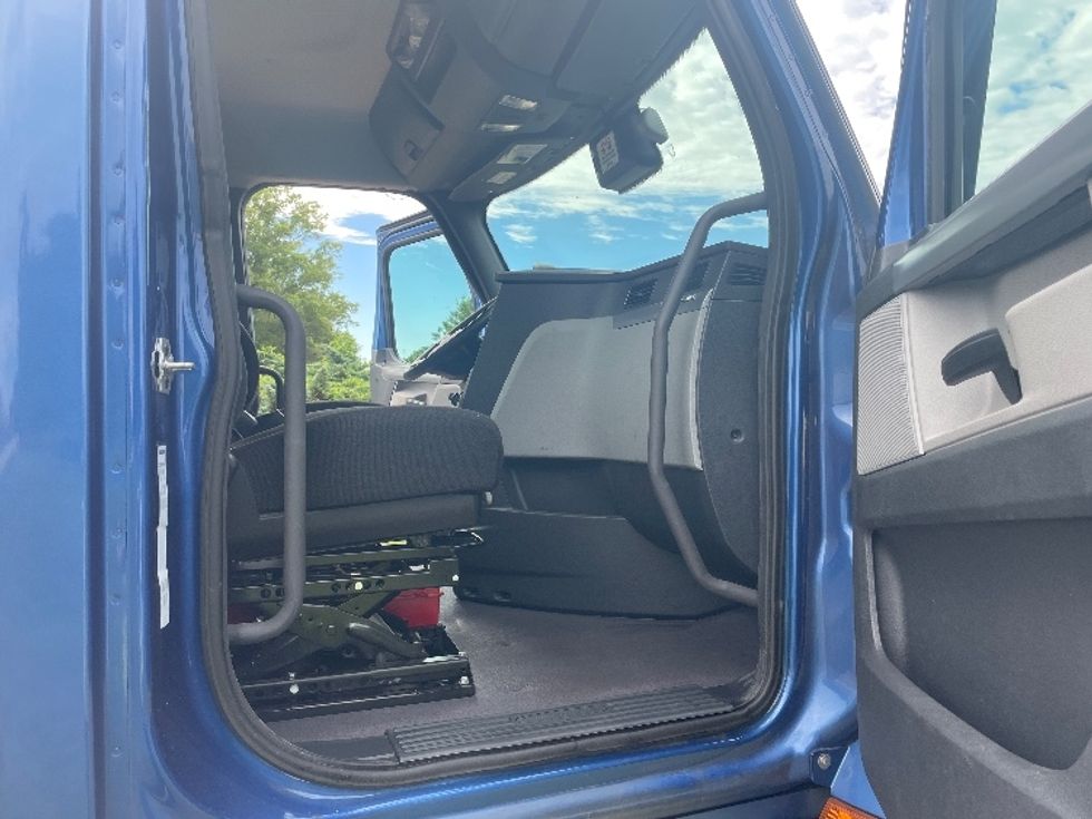 Day Cab Tractor-Heavy Duty Tractors-Freightliner-2021-T12664ST-Spartanburg-SC-247,027\n\t\tmiles-$ 71,250 - Image 12