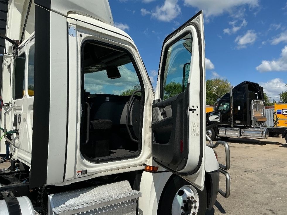 Day Cab Tractor-Heavy Duty Tractors-Freightliner-2021-T12664ST-Springfield-MA-603,016\n\t\tmiles-$ 36,000 - Image 12
