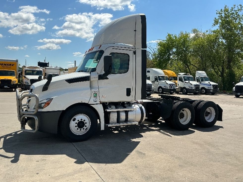 Day Cab Tractor-Heavy Duty Tractors-Freightliner-2021-T12664ST-Springfield-MA-603,016\n\t\tmiles-$ 36,000 - Image 4
