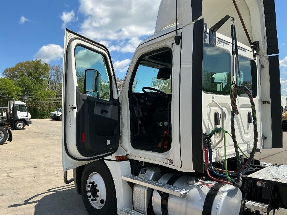 Day Cab Tractor-Heavy Duty Tractors-Freightliner-2021-T12664ST-Springfield-MA-603,016\n\t\tmiles-$ 36,000 - Image 9