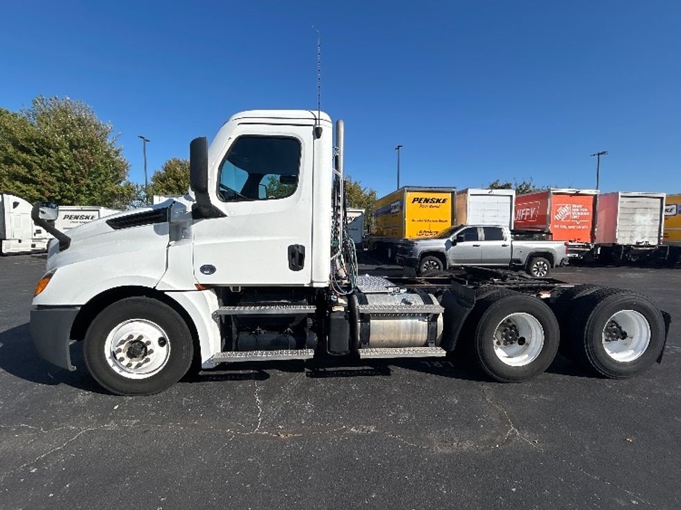 Day Cab Tractor-Heavy Duty Tractors-Freightliner-2021-T12664ST-Springfield-MO-117,233\n\t\tmiles-$ 78,750 - Image 4