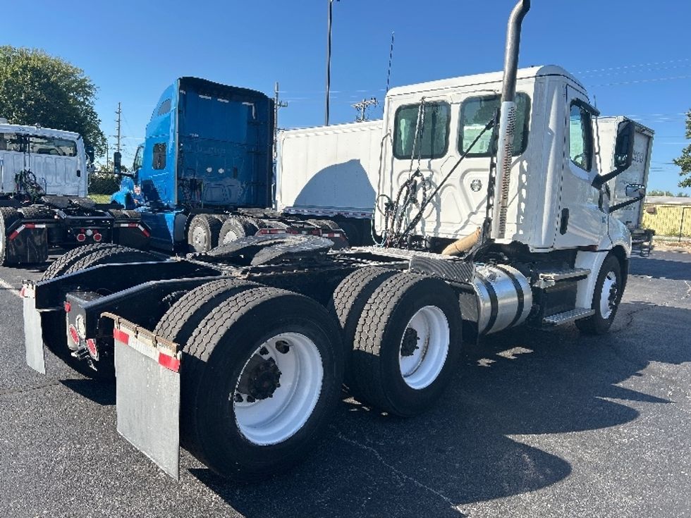 Day Cab Tractor-Heavy Duty Tractors-Freightliner-2021-T12664ST-Springfield-MO-117,233\n\t\tmiles-$ 78,750 - Image 7