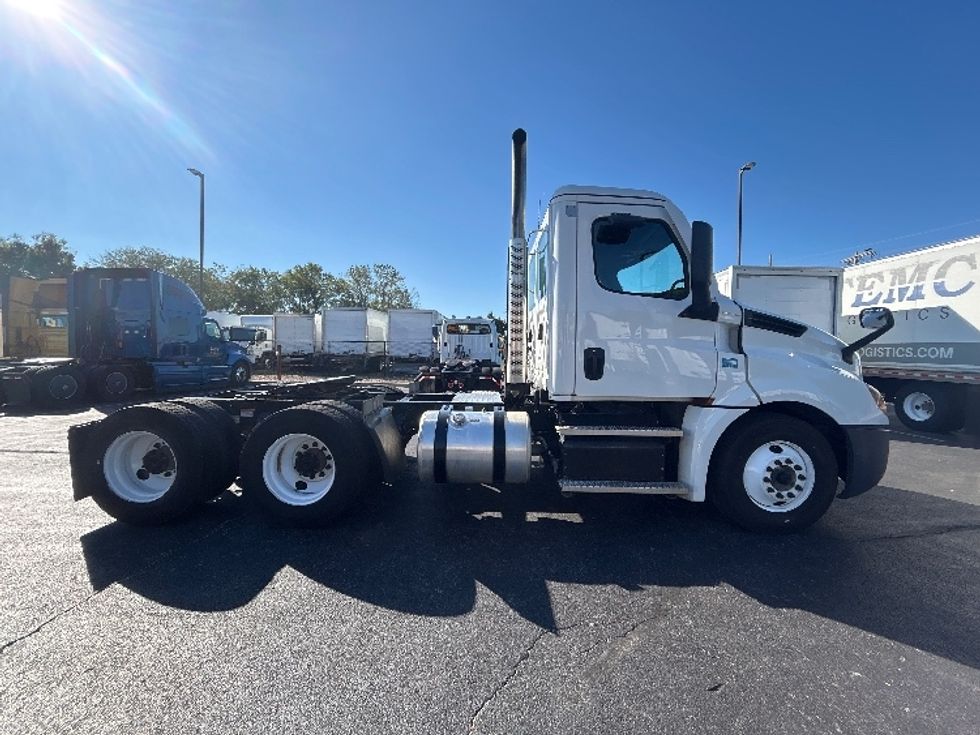 Day Cab Tractor-Heavy Duty Tractors-Freightliner-2021-T12664ST-Springfield-MO-117,233\n\t\tmiles-$ 78,750 - Image 8