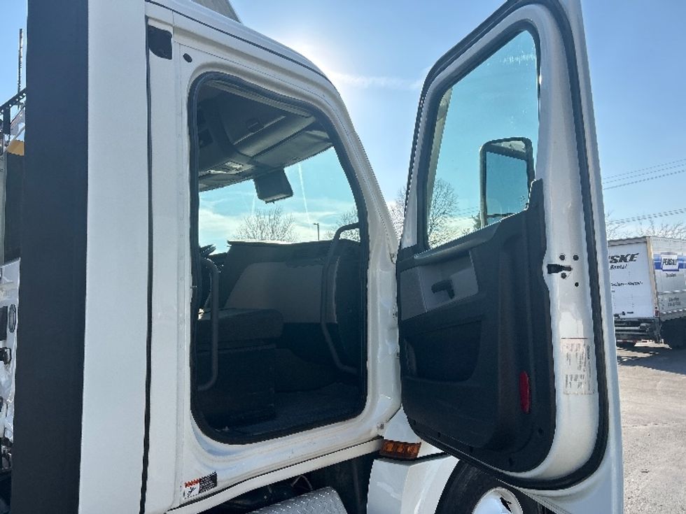 Day Cab Tractor-Heavy Duty Tractors-Freightliner-2021-T12664ST-Springfield-MO-244,298\n\t\tmiles-$ 68,750 - Image 12