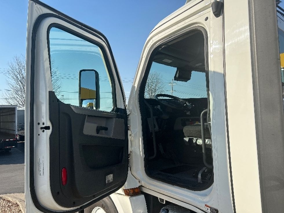 Day Cab Tractor-Heavy Duty Tractors-Freightliner-2021-T12664ST-Springfield-MO-244,298\n\t\tmiles-$ 68,750 - Image 9